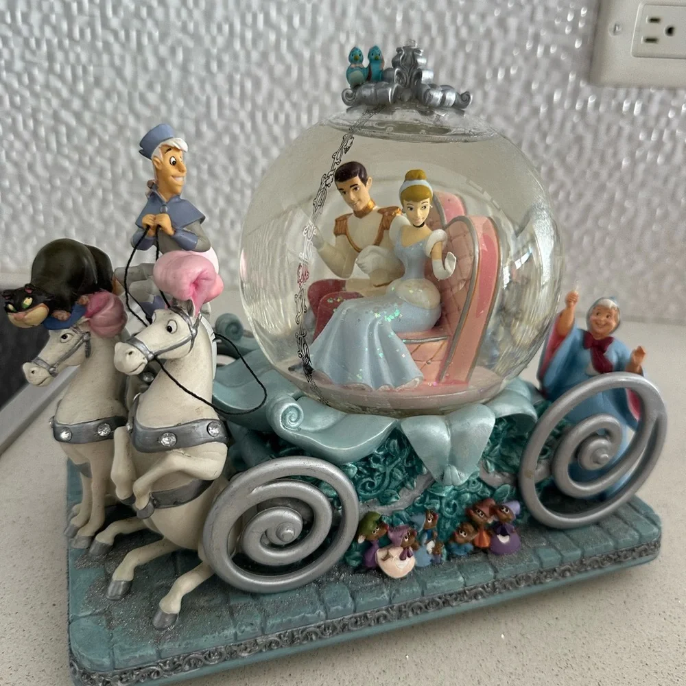 Disney’s 50 Anniversay Cinderella Musical Snow Carriage - Picture 3 of 3